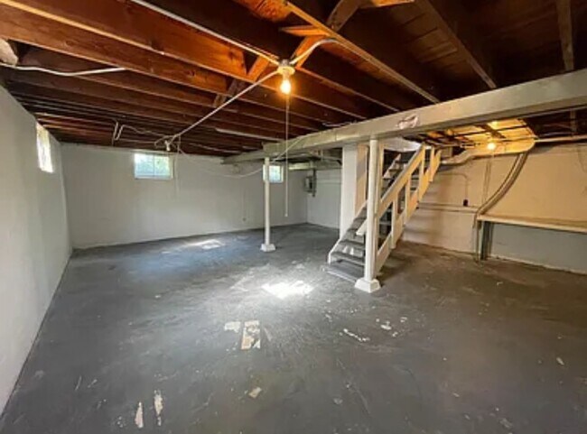 Building Photo - Spacious 2 Bedroom House!