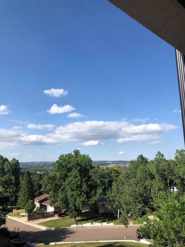 Building Photo - Beautiful 3 Bed, 4 Bath Home, Stunning Views from Rooftop Deck, D-12, close to DT and Military