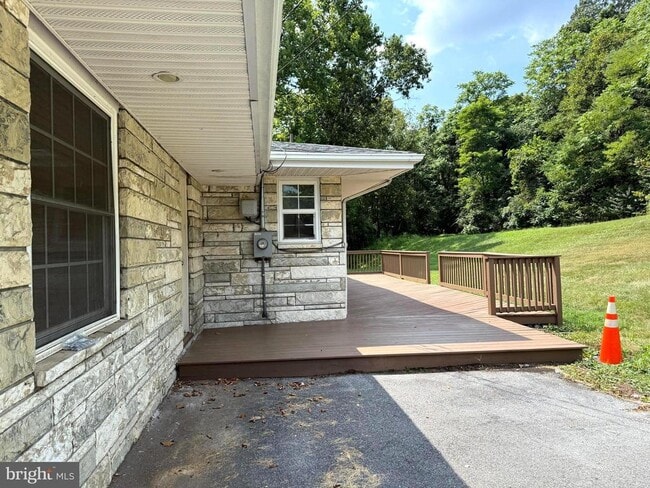 Building Photo - 7697 Hedgesville Rd