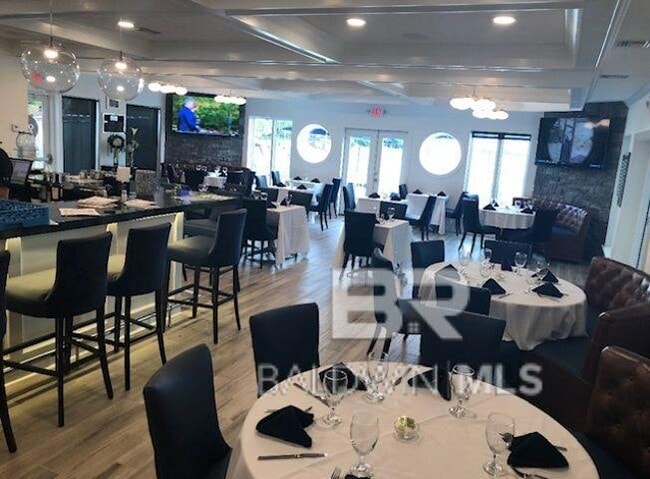 Building Photo - 20050 Oak Rd E