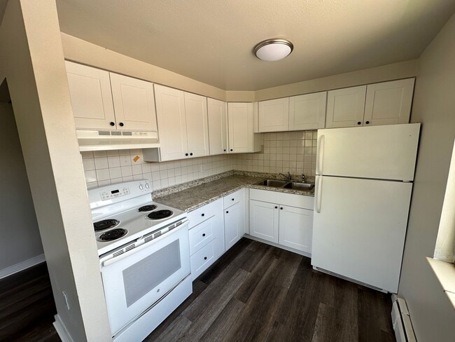 Building Photo - Updated 1 bedroom/1 bath in Edgewater! 1st floor Unit! Secure Building- Off Street Parking