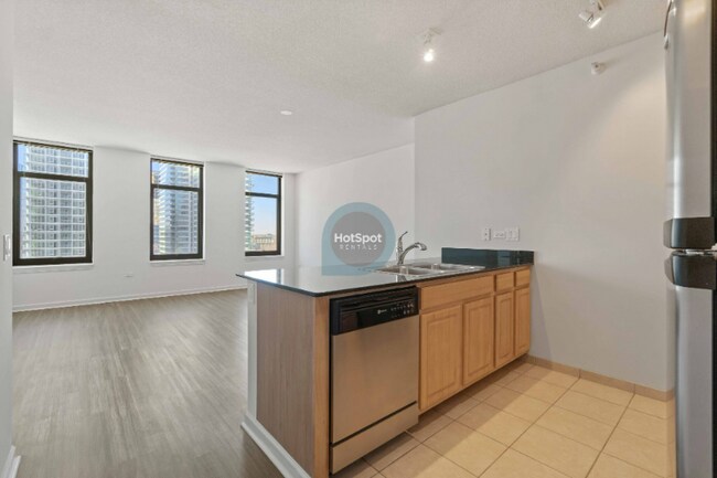 Building Photo - 363 N Desplaines St