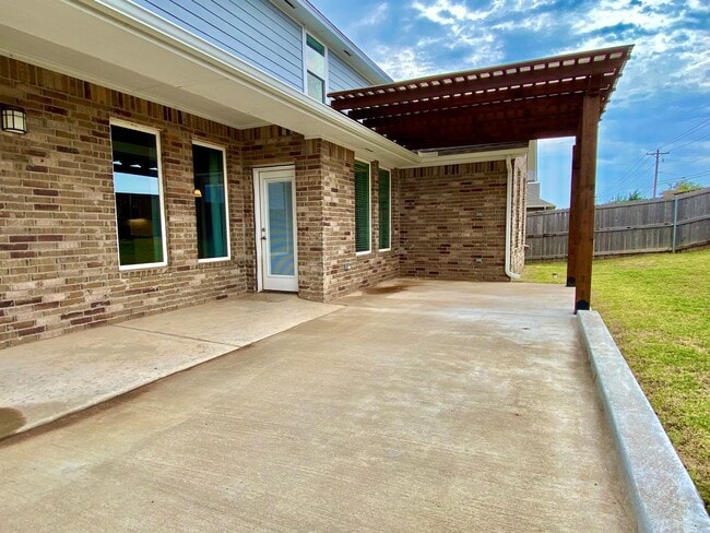 Building Photo - 3 Bed, 2.5 Bath in Gated Community with Private Pond