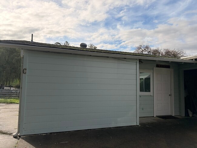 Building Photo - 863 Atherton Ave