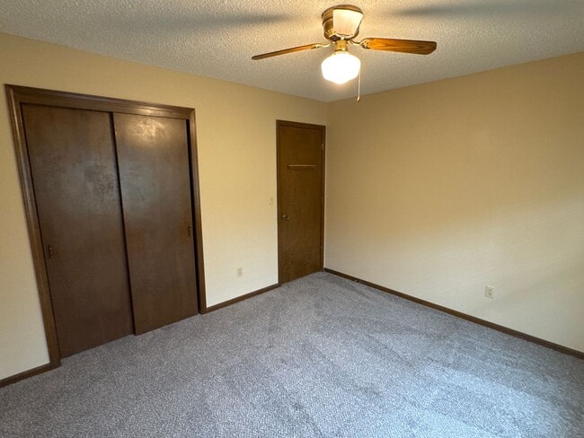 Building Photo - 3 Bedroom 2 Bath 2 Car Garage! Southeast! ...