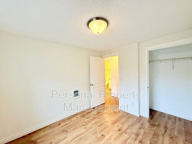 Building Photo - 5413 NE 34th St