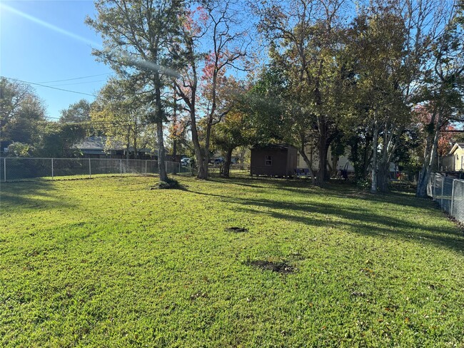 Building Photo - 117 Oak Dr