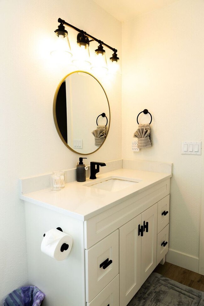 Building Photo - Beautiful Lake Havasau Home