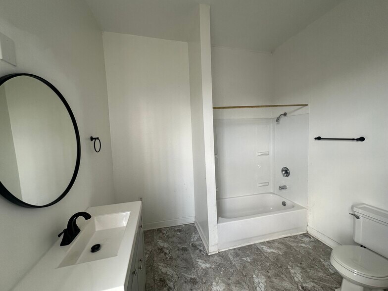 Building Photo - 6506 S Yale Ave