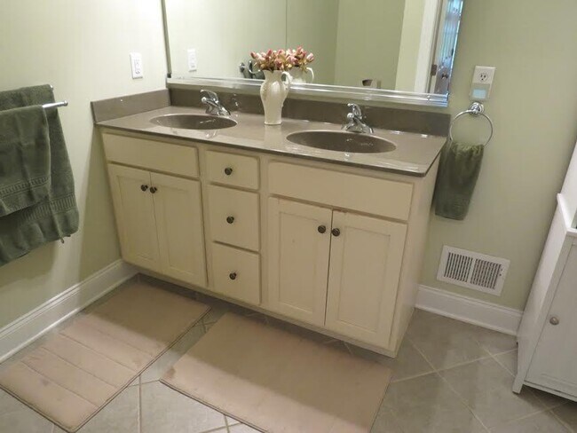 Building Photo - Newington Ridge Toll Brothers Luxury Townh...