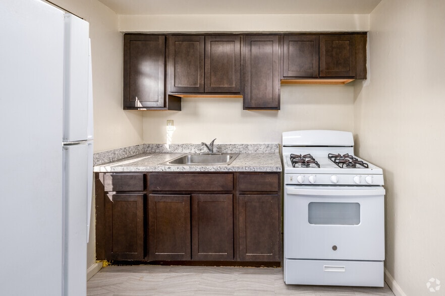 1BR, 1BA - 543SF - Kitchen - Foxhall Apartments