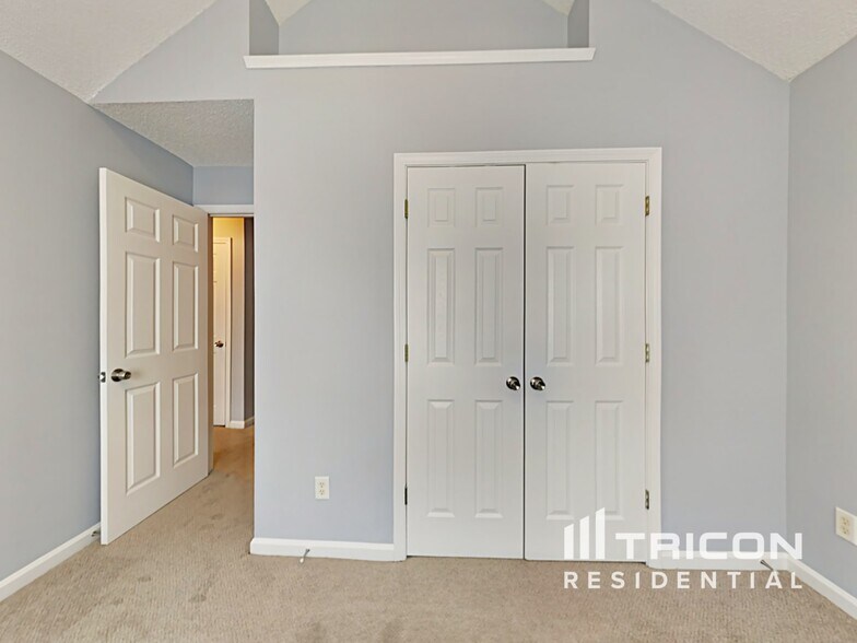 Building Photo - 1100 Village Oaks