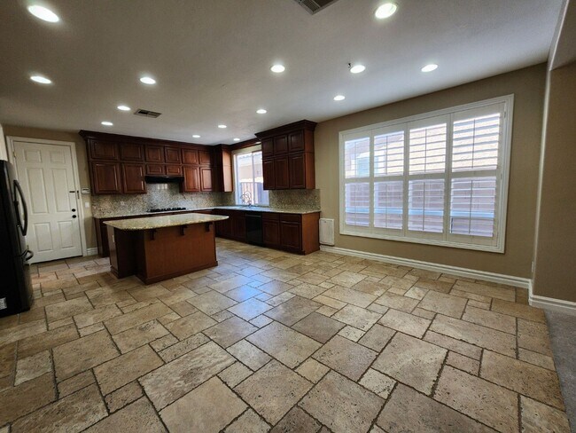 Building Photo - Beautifully Upgraded Southern Highlands Ga...