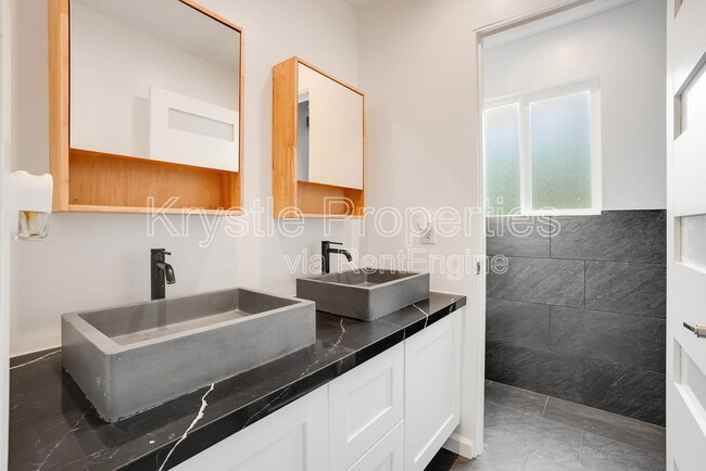 Building Photo - 12 Elna Dr
