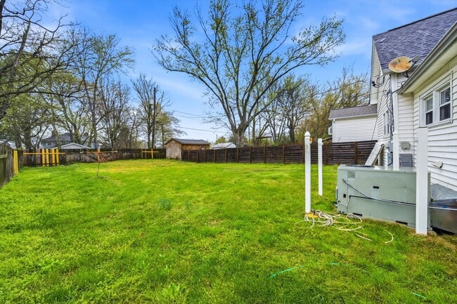 Building Photo - 401 E Oak Hill Ave