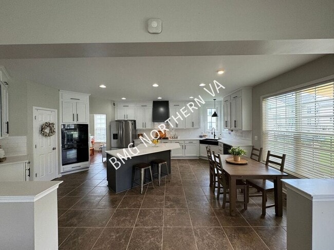 Building Photo - 8930 Kingbird Ct