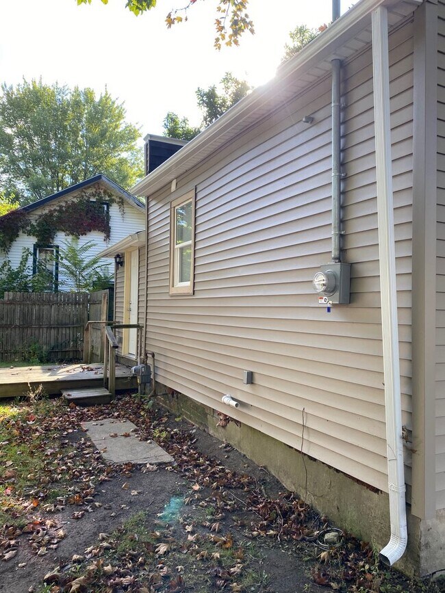 Building Photo - Newly Renovated 3 bed 2 bath House w/ deta...