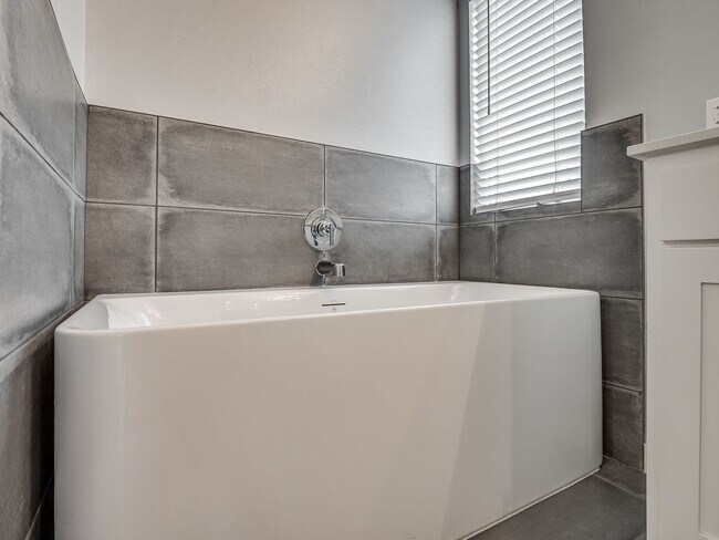 Building Photo - Beautiful New Construction Home in Edmond