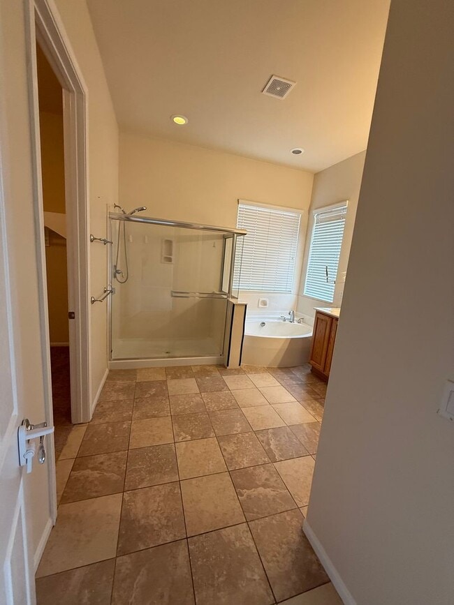 Building Photo - Apple Valley Estates- Gated Community- Beautiful 4 Bedrooms, 3 Bathrooms