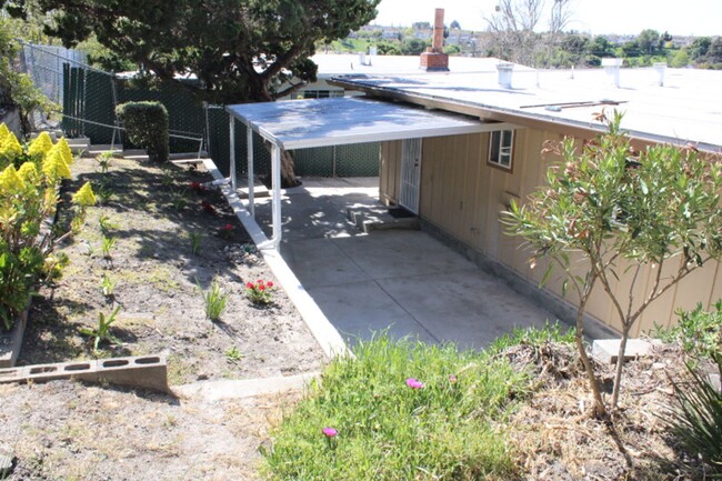 Building Photo - 527 Vaqueros Ave
