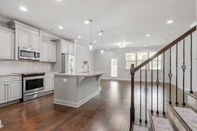 Building Photo - 1444 Channing Dr