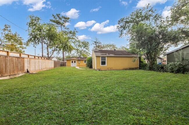 Building Photo - 4303 Piney Woods Dr