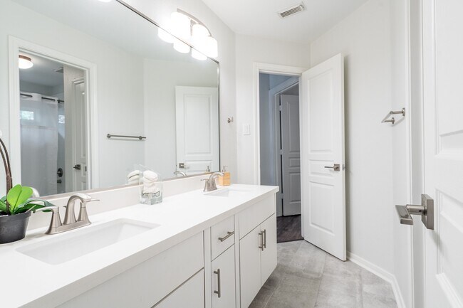 Building Photo - 11 Dahlia Trail Pl