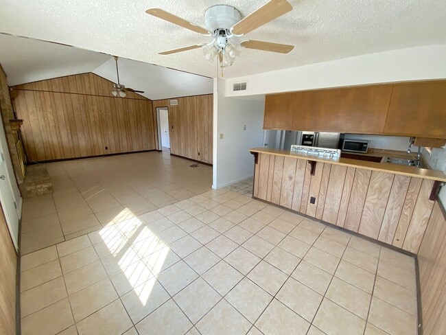 Building Photo - Northeast El Paso 3 Bed Refrig A/C