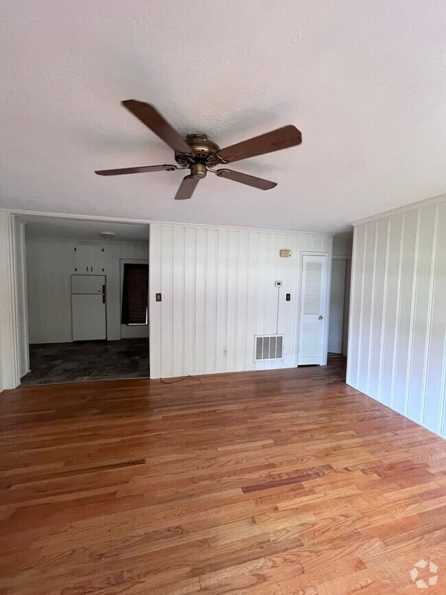 Building Photo - Elm Avenue (13001), Laurinburg, NC 28352