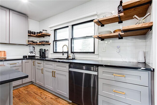 Building Photo - 2047 Seavey Dr