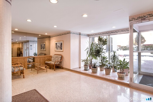 Building Photo - 7 4th St