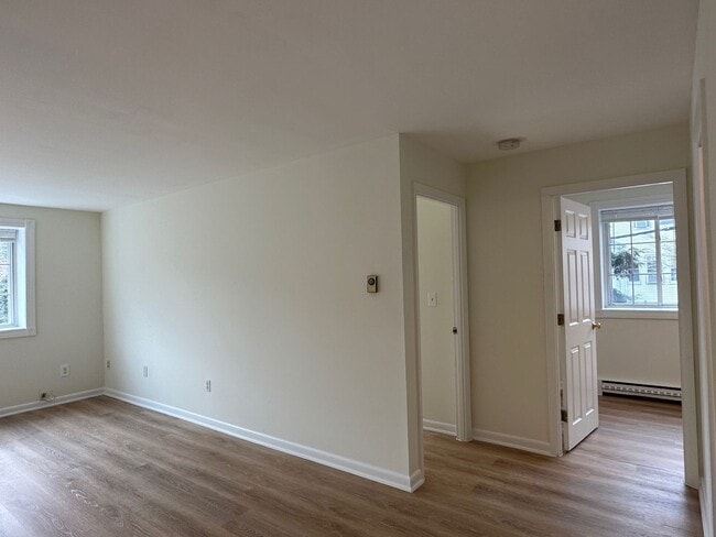 Building Photo - Large, updated 2 bedroom near the Green Li...