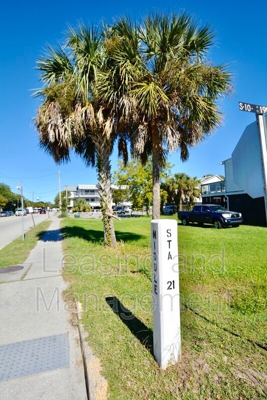 Building Photo - 2057 Middle St