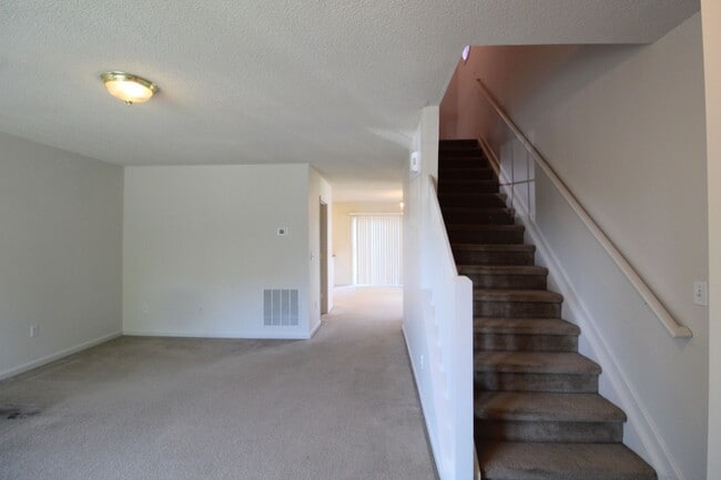 Building Photo - Liberty square end unit townhome for rent!