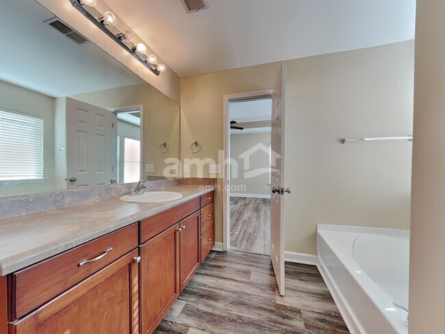 Building Photo - 35 Summer Hill Ct