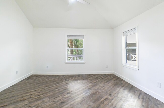 Building Photo - Beautifully renovated 3-bedroom, 2-bathroo...