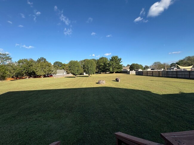 Building Photo - SPACIOUS & Beautiful Home Just Outside She...