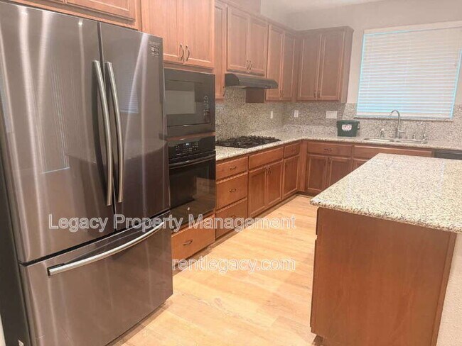 Building Photo - 452 Aster St