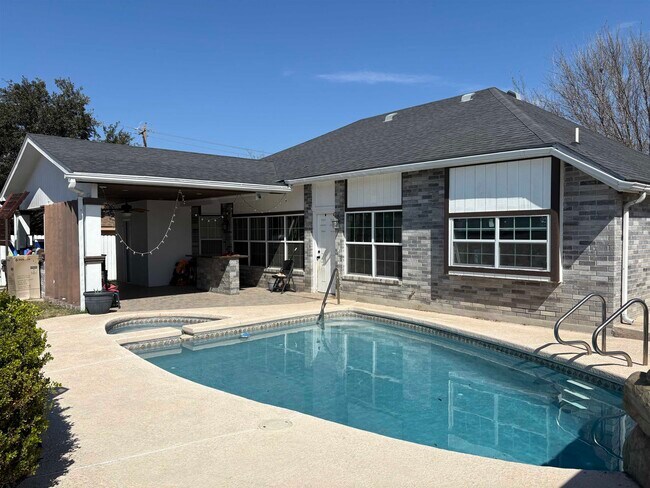 Building Photo - 8814 Crossway Dr