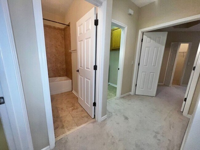 Building Photo - MOVE IN MAY-OVIEDO RENTAL!BEAUTIFUL 3 bd 2.5 bath townhome! 2 CAR ATTACHED GARAGE!FRESH PAINT!