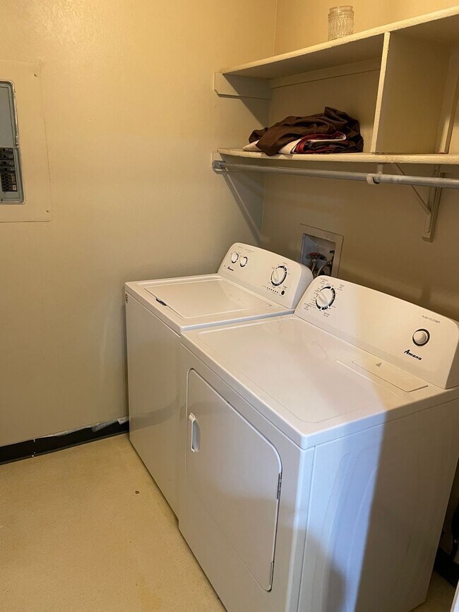 Building Photo - Darling 1 Bed, 1.5 Bath Townhouse with sma...