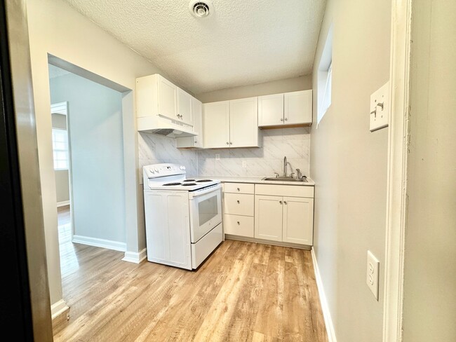 Building Photo - Newly Renovated One Bedroom Duplex - Move In Special!