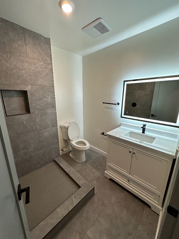 Building Photo - 2021 Beachwood Dr