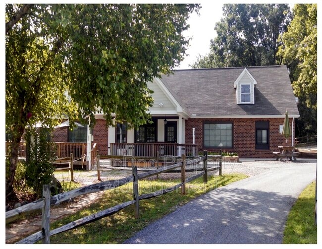 Building Photo - 507 Montgomery Dr