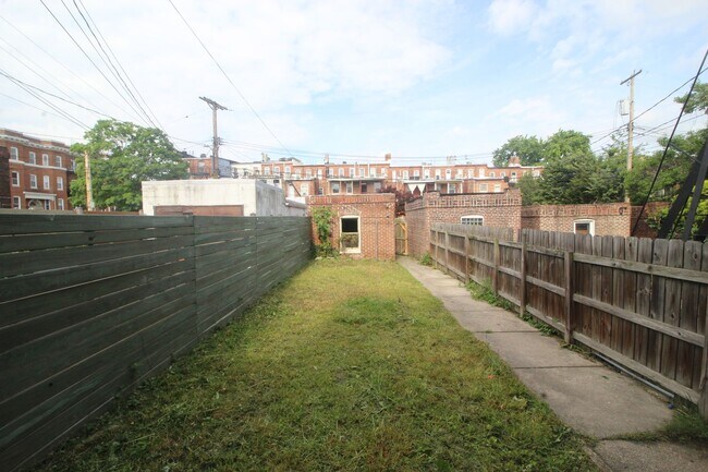 Building Photo - 2026/2027 JHU Off-campus Large 5bd/2.5ba home w/ Parking Spot! Available 6/9/26