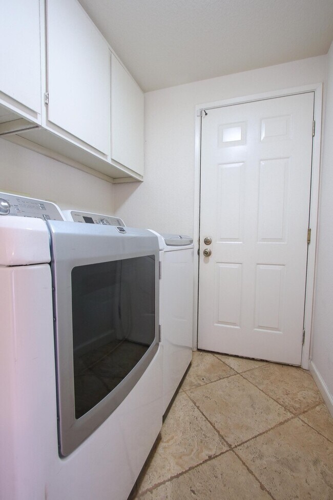 Building Photo - Large 4BR 3BA Updated Home in Quiet Neighb...