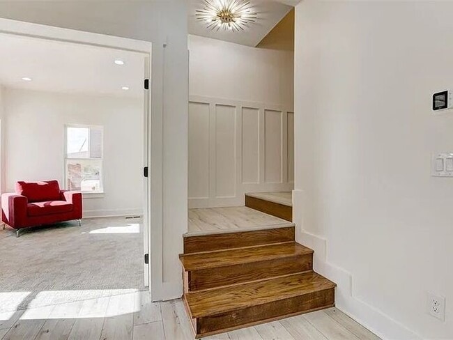 Building Photo - 213 NE 14th St