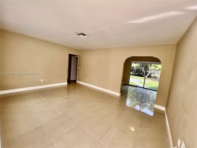 Building Photo - 13824 NE Miami Ct