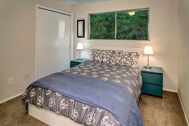 Building Photo - Stunning Sound & Olympic Mountain View Home in North Admiral