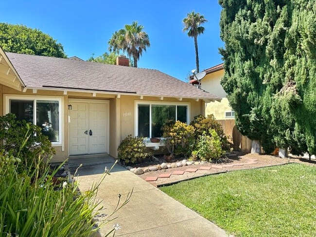 Building Photo - Renovated Entertainer’s Dream in Rancho Pe...